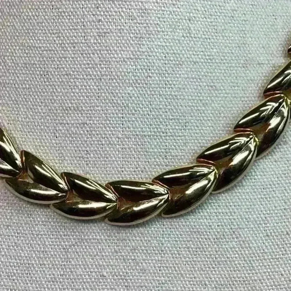 Vintage Gold Necklace with Unique Pattern - Picture 2 of 3